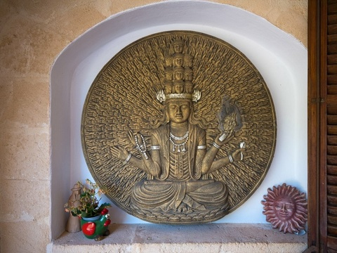 Dekorative Wandnische mit gewölbter Architektur und stimmungsvoller Beleuchtung