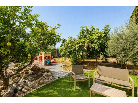 Mediterraner Garten mit Obstbäumen, Spielbereich und Pool - Naturnahes Outdoor-Paradies