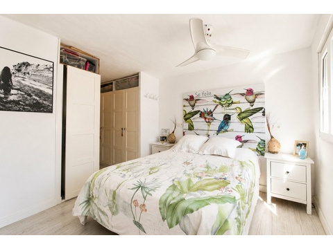 Schlafzimmer mit reichlich Stauraum und moderner Deckenbelüftung