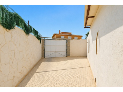 Gepflasterter Innenhof mit Garage und hochwertiger Natursteinumrandung - Sichere Stellplätze und...