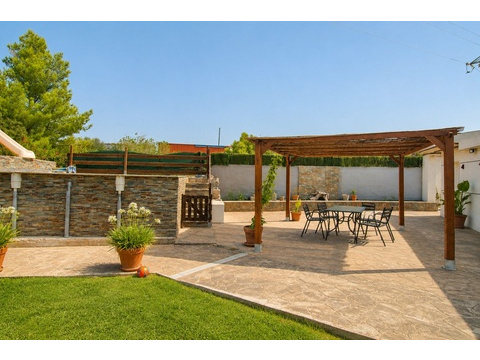 Terrassenanlage mit Pergola-Überdachung und separatem Poolbereich - Ideale Raumaufteilung für...