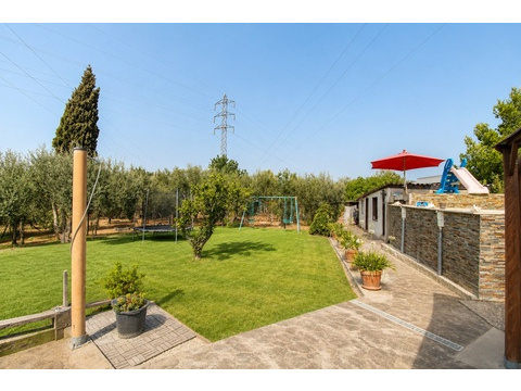 Paradiesischer Garten mit Spielbereich, Swimmingpool und Rutsche - Perfekt für Familienmomente