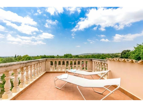 Terrassentraum mit Panoramablick - Weitläufige Außenfläche mit eleganter Balustrade