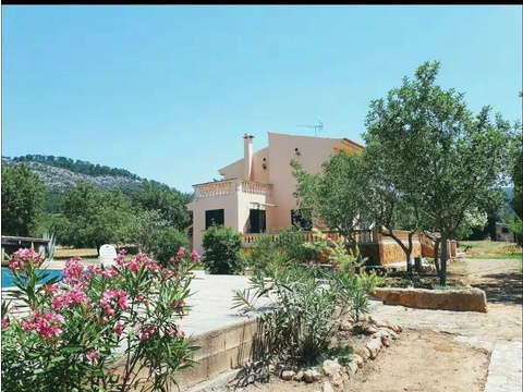Landhaus mit eleganten Balkonen und harmonischer Architektur - Idyllische Lage in mediterraner...