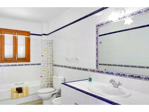 Elegantes Badezimmer mit hochwertiger Ausstattung und dekorativen Fliesendetails