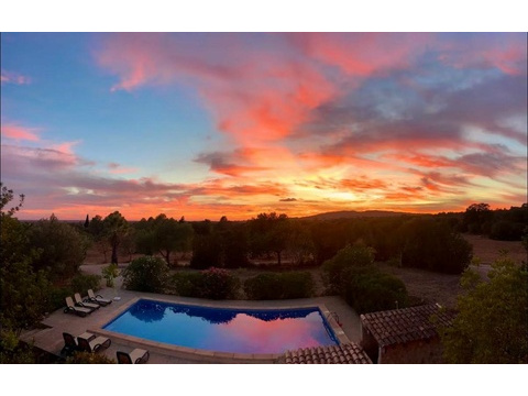 Spektakulärer Sonnenuntergang über Pool und Parklandschaft - Traumhafte Aussichten vom Außenbereich