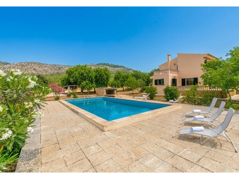 Erfrischender Pool mit großzügiger Terrasse und Freizeitbereich
