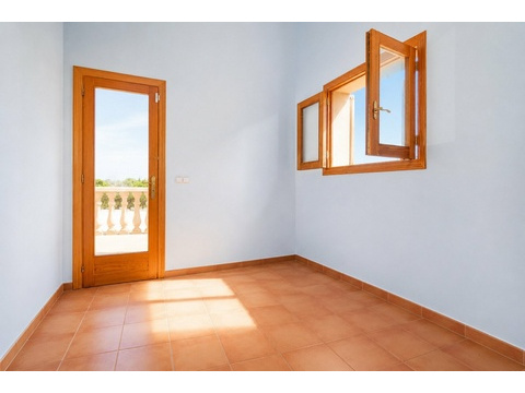Helles Zimmer mit direktem Terrassenzugang und großflächigen Holzrahmen-Fenster