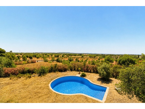 Beheizter Pool mit panoramischem Blick über die mediterrane Landschaft