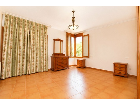 Helles Schlafzimmer mit Eckfenstern und direktem Gartenblick