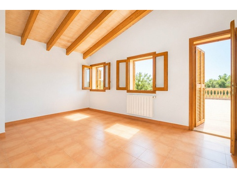 Helles Schlafzimmer mit Holzbalkendecke und direktem Zugang zur Terrasse