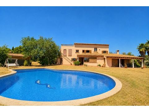 Elegante Poolanlage mit beheiztem Becken und weitläufiger Gartenlandschaft