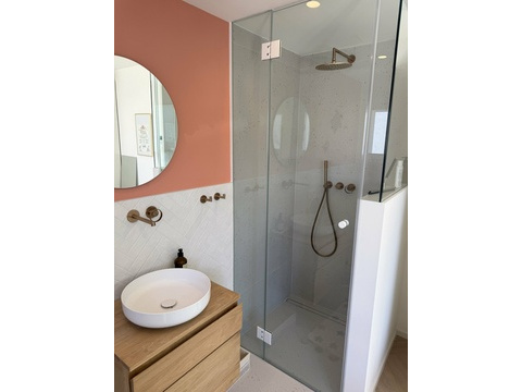 Modernes Badezimmer mit begehbarer Dusche, Doppelwaschtisch und hochwertiger Ausstattung