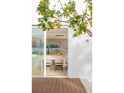 Terrasse mit direktem Blick in die moderne Wohnküche - fließender Übergang zwischen Innen und Außen