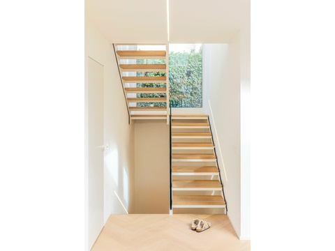 Moderne Treppe mit durchdachtem Raumkonzept und großflächiger Fensterfront zum Garten