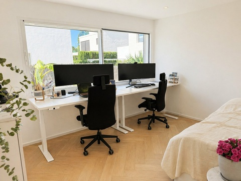 Helles Homeoffice mit optimaler Fensterfront und flexiblem Arbeitsplatzkonzept