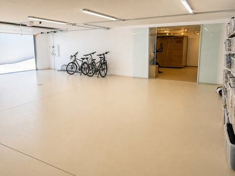 Funktionaler Mehrzweckraum mit professioneller LED-Beleuchtung und flexiblen Nutzungsmöglichkeiten