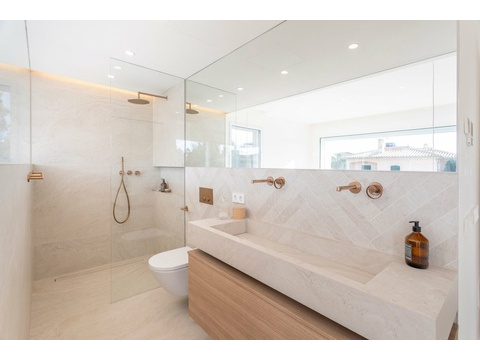 Modernes Badezimmer mit begehbarer Dusche und doppeltem Waschtisch