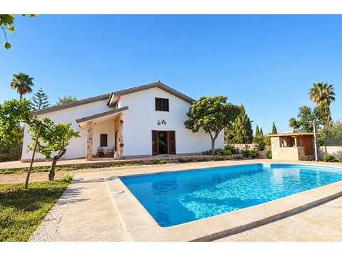 Erfrischung pur: Privater Swimmingpool mit großflächiger Terrasse