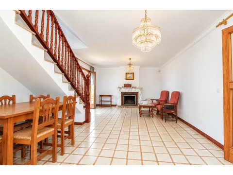 Offenes Wohn- und Essbereich mit eleganter Treppe und Kaminfeuer - perfekte Raumverbindung für...