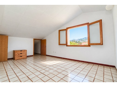 Dachgeschoss-Zimmer mit Panoramafenstern und freiem Bergblick