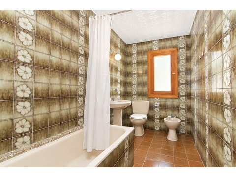 Vollständig ausgestattetes Badezimmer mit Badewanne, Dusche, WC und Bidet - durchdachte...