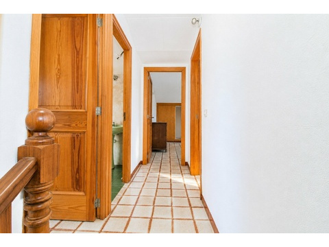 Eleganter Flurbereich mit hochwertigen Holztüren und optimaler Raumerschließung