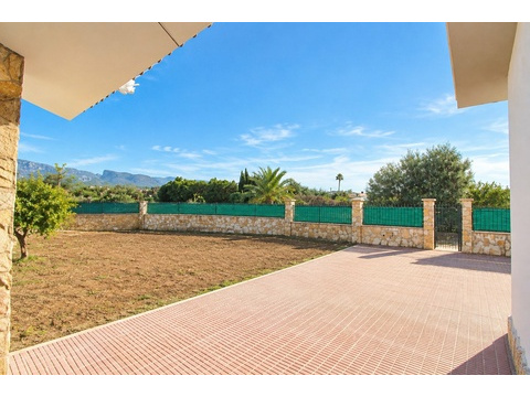 Terrassierte Außenfläche mit Natursteinmauern und umfassendem Sichtschutz - ideale Basis für...