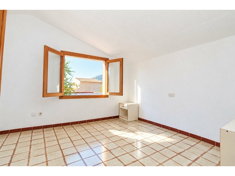Helles Zimmer mit Ausblick - Holzfenster mit Bergpanorama und optimale Lichtzufuhr
