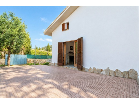 Terrassierte Außenanlage mit professionell verlegtem Natursteinbelag und direktem Hauseingang...