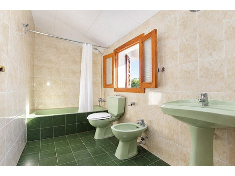 Funktionales Badezimmer mit zwei Waschbecken, Bidet und begehbarer Dusche - optimale Ausstattung...
