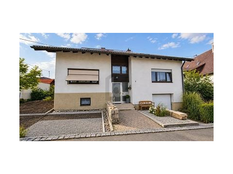 Einfamilienhaus kaufen in Reutlingen, 613 m² Grundstück, 188 m² Wohnfläche, 7 Zimmer