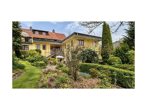 Zweifamilienhaus kaufen in Hardegsen, mit Stellplatz, 952 m² Grundstück, 350 m² Wohnfläche, 11 Zimmer