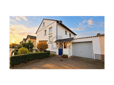 Zweifamilienhaus kaufen in Fritzlar, mit Stellplatz, 580 m² Grundstück, 170 m² Wohnfläche, 8 Zimmer
