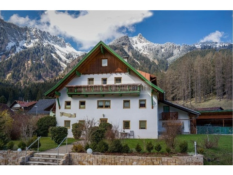 Mehrfamilienhaus kaufen in Höfen, 2.000 m² Grundstück, 600 m² Wohnfläche, 20 Zimmer