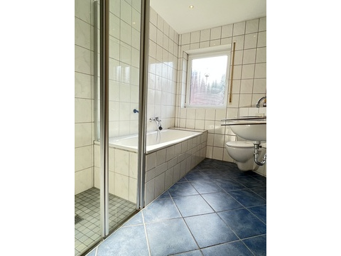 Bad mit Wanne und Dusche