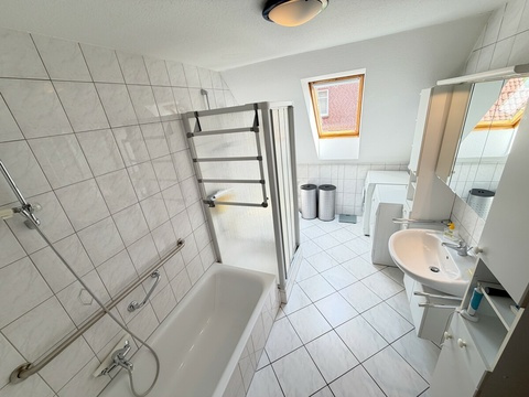 Bad mit Wanne und Dusche