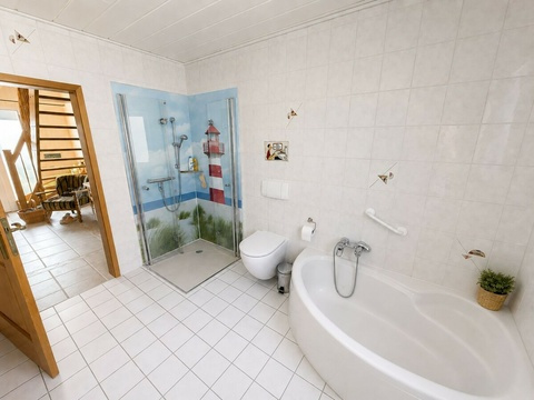 Bad mit Wanne und Dusche