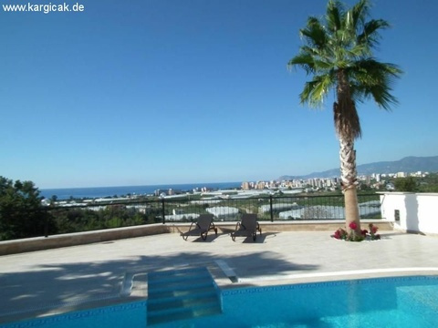 Exclusive möblierte Villa von höchster Qualität mit privat Pool und Meerblick