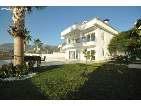 Exclusive möblierte Villa von höchster Qualität mit privat Pool und Meerblick