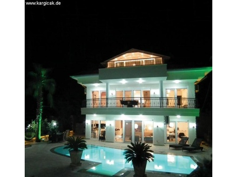 Exclusive möblierte Villa von höchster Qualität mit privat Pool und Meerblick