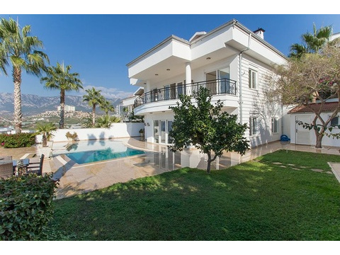 Exclusive möblierte Villa von höchster Qualität mit privat Pool und Meerblick