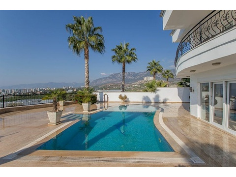 Exclusive möblierte Villa von höchster Qualität mit privat Pool und Meerblick