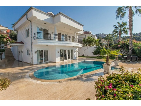 Exclusive möblierte Villa von höchster Qualität mit privat Pool und Meerblick