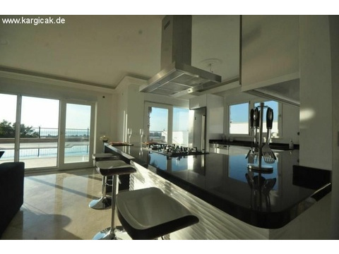 Exclusive möblierte Villa von höchster Qualität mit privat Pool und Meerblick