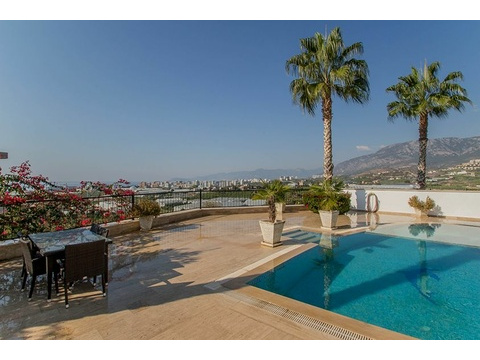 Exclusive möblierte Villa von höchster Qualität mit privat Pool und Meerblick