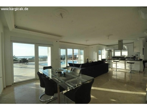 Exclusive möblierte Villa von höchster Qualität mit privat Pool und Meerblick