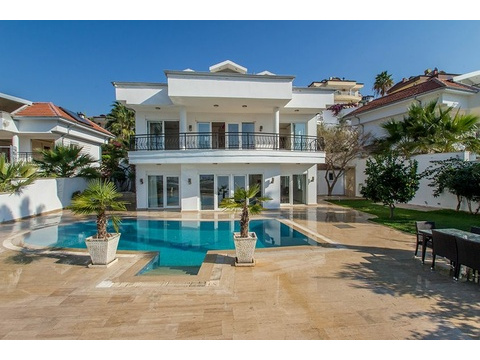 Exclusive möblierte Villa von höchster Qualität mit privat Pool und Meerblick