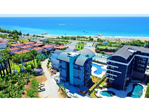 Brandneue Luxus Residence in Top Lage in direkter Strandnähe mit Pool