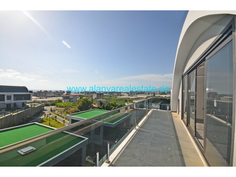 Brandneue super Luxus Villen mit privat Pool in Strand Nähe.